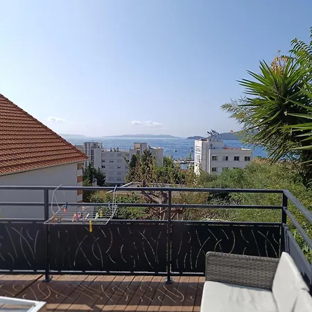 Vue Plein Centre Du Lavandou Lägenhet *